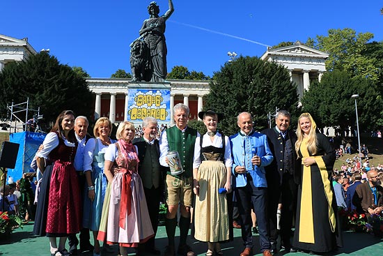 Abschlußbild unter der Bavaria mit Münchner Kindl(©Foto. Martin Schmitz)